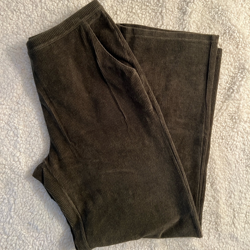 L.L. Bean Women's Dark Green Straight Leg Corduroy Pants Size: Petite Medium - Picture 5 of 9